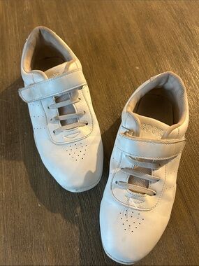 Kids White Sport Cheer Shoes with Hook-and-Loop Strap, Sz. 5 or 5.5.